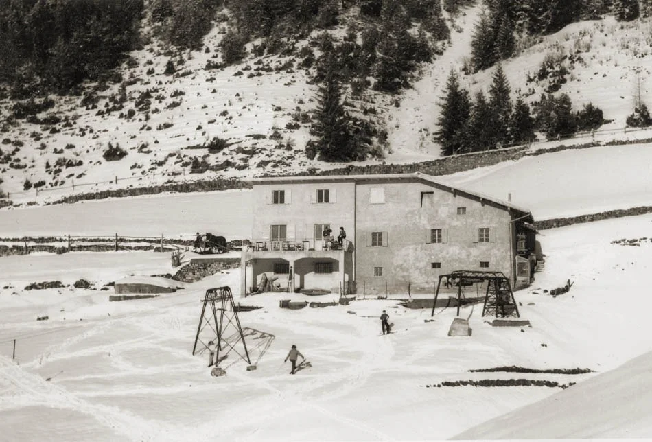 Il maso Miola in inverno con attrezzatura da sci Il maso Miola in inverno con attrezzatura da sci